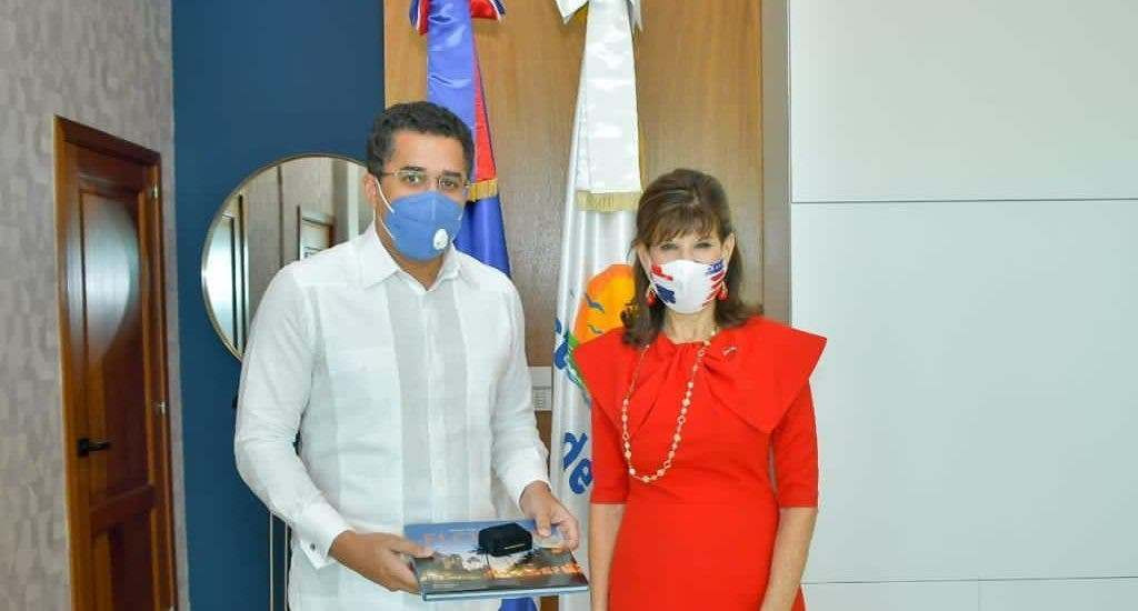 Ministro de Turismo se reúne con la embajadora y el cónsul general de EEUU David Collado y Robin Bernstein large