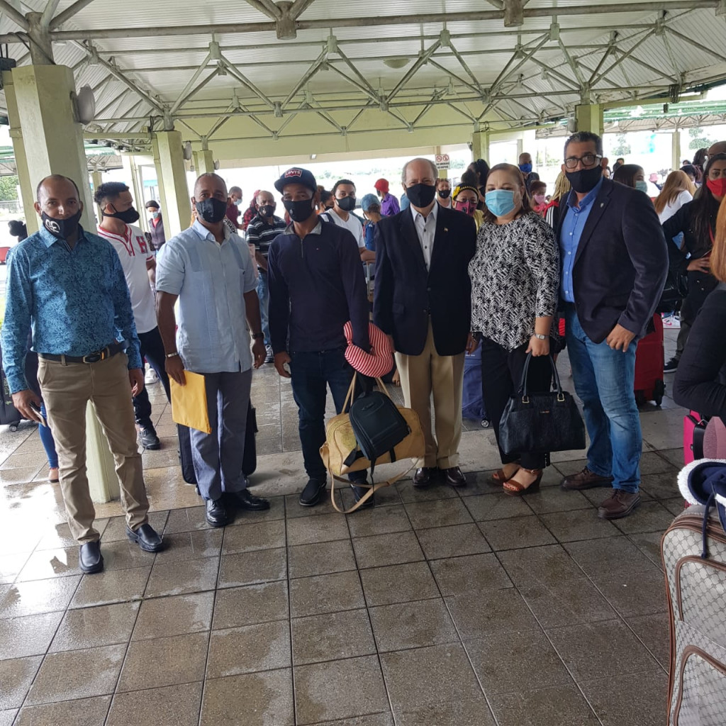 Dominicanos regresan al paìs desde Trinidad y Tobago large