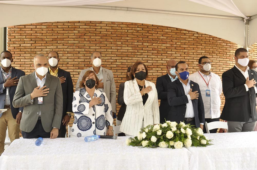 Ministerio de Educación entrega Tablets y Netbooks a estudiantes del nivel primario y secundario ENTREGA DE EQUIPOS SANTIAGO large