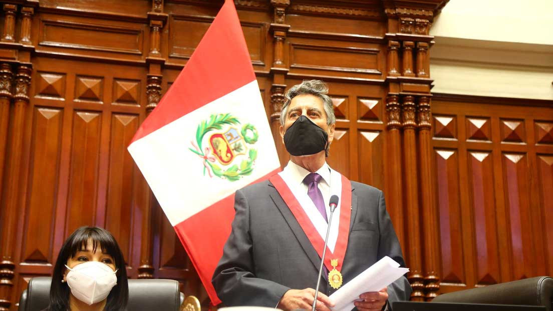 Francisco Sagasti se juramenta como presidente de Perú