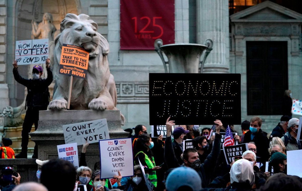 Arrestan a decenas de personas en Manhattan durante protesta contra Trump y a favor de contar cada voto GettyImages 1229463983 large
