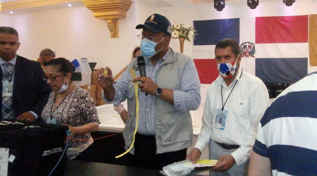 Banco de EEUU habría cerrado cuenta de JCE por violación a límites de retiros en efectivo Gilberto Cruz Herasme large