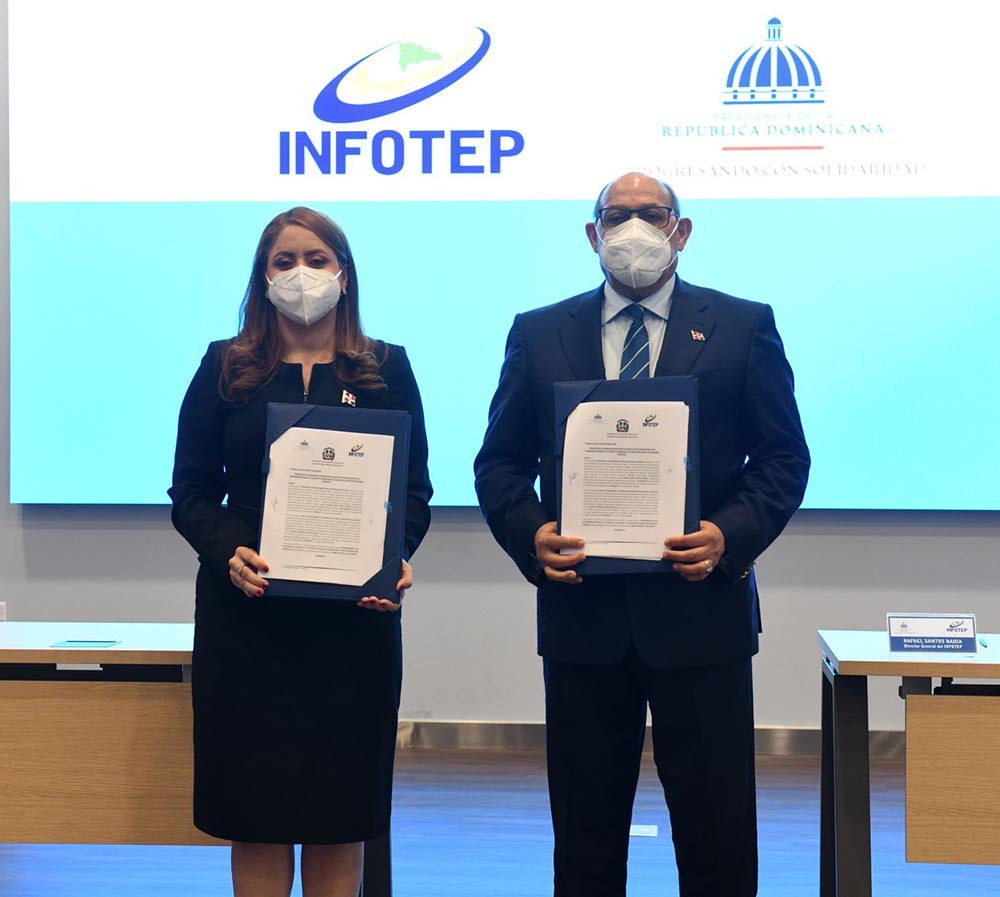 INFOTEP y PROSOLI acuerdan capacitar más de 11 mil 500 personas Gloria Reyes directora general de PROSOLI y Rafael Santos Badía director general del INFOTEP large