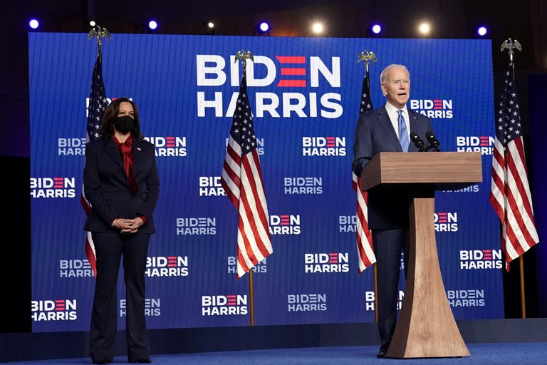 Joe Biden acompañado de Kamala Harris