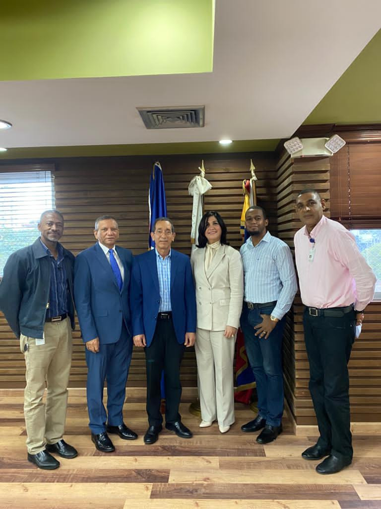 Sindicatos de Refidomsa destacan decisiones de la nueva administración para dinamizar la empresa Julian Montaño Leonardo Aguilera Nestor Rodriguez Ana Pou Rafel Beltré y Julio Encarnación large