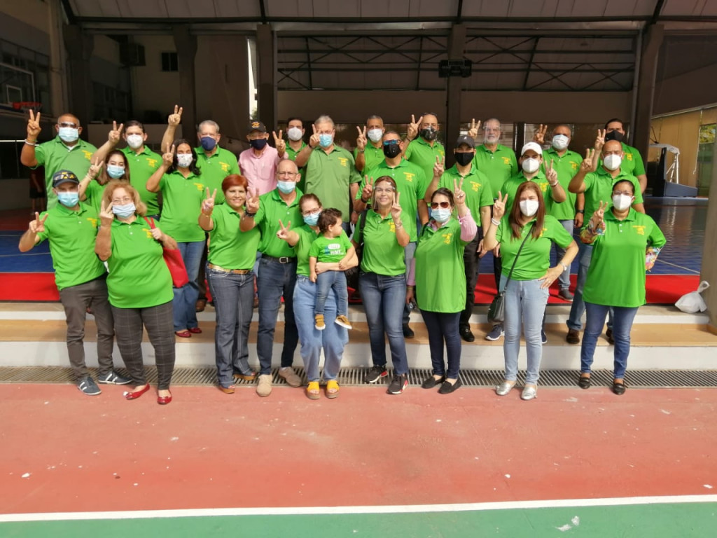 Junta directiva junto a las damas del Club Naco large