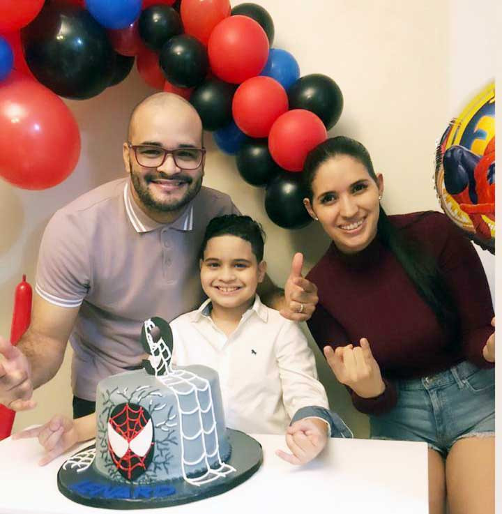 Pica y se Extiende Lenard James y sus padres large