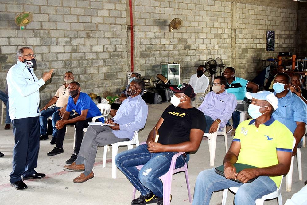 Caficultores expresan respaldo al trabajo que está realizando el Director Ejecutivo de INDOCAFE Leónidas Batista Díaz junto a caficultores. large