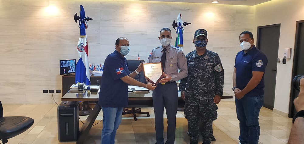 Reconocen al Director de la Policía Nacional Mayor General Lic. Edward Sánchez González Lic. Braulio Ramírez entrega la Placa al Mayor large
