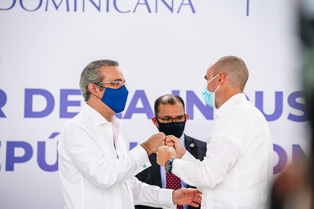 Caribbean Glass Industry y Cervecería Nacional Dominicana firman una alianza para reactivar la industria del vidrio en RD Luis Abinader large