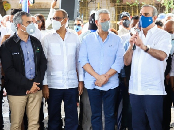 Bodegas móviles llegan a más de 40 sectores este lunes. También se inició venta de pollos a 100 pesos Luis Abinader large