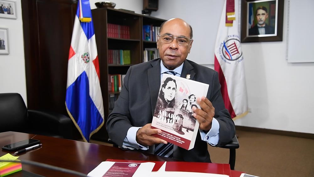 Magistrado presidente del TC Milton Ray Guevara con el anuario large