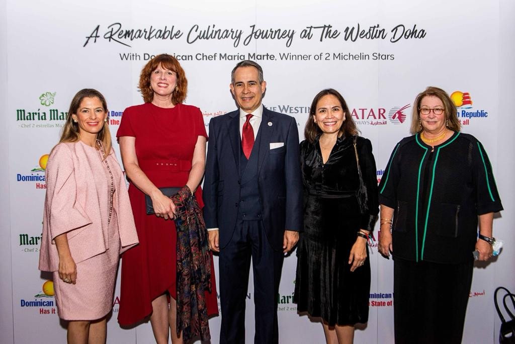 Natalia Federighi de Cuello Stephanie McCollum Embajadora de Canadá Embajador Federico Cuello Camilo Graciela Gómez Embaj. de México y Greta HoltzEmbaj. EEUU large