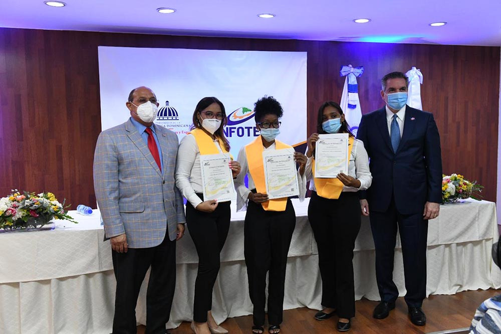 Neney Cabrera y Rafael Santos Badía entregaron los certificados a 53 jóvenes egresadas de programa Cuidador de Niños y Niñas