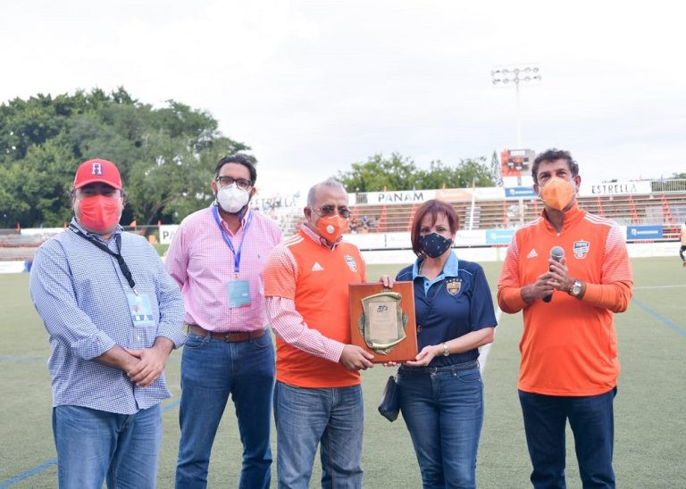 Plutarco Arias recibe la placa de reconocimiento por parte de la Liga Dominicana de Fútbol