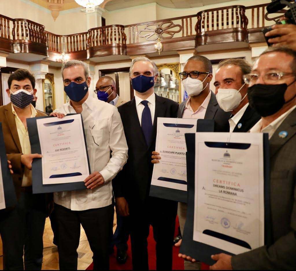 Presidente entregando certificación a ejecutivos de AMResorts. large