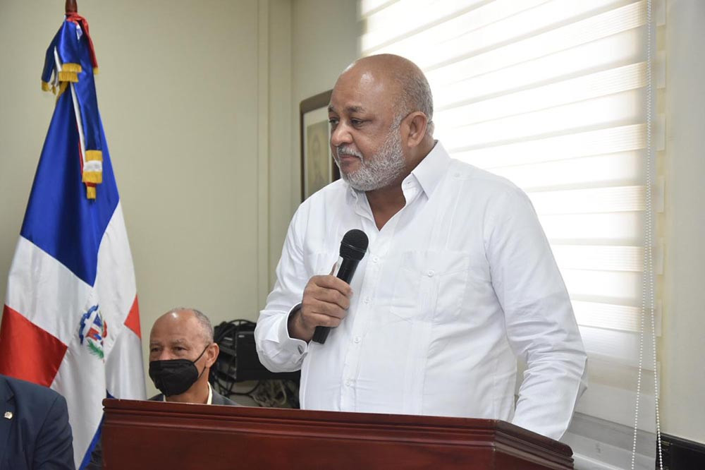 Ministro de Educación saluda integración de la sociedad al Plan Educación para Todos RECORRIDO PUERTO PLATA large