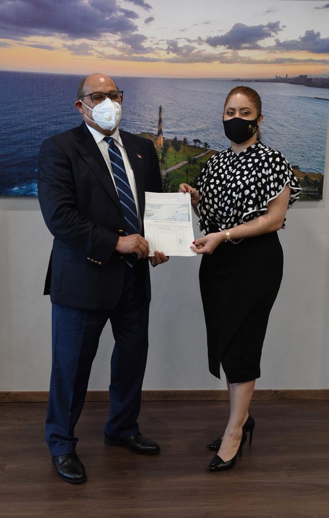 Rafael Santos Badía director general del INFOTEP recibe el cheque de manos de Gloria Reyes directora de PROSOLI large