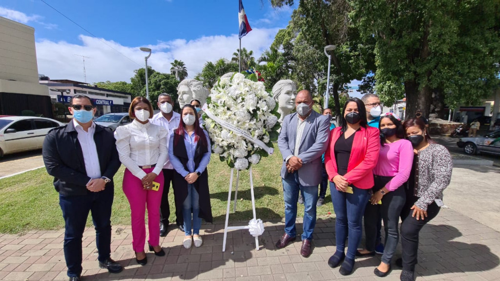 Comisión de Género Concejo Municipal de Santiago rinde honor a Las Mirabal a 60 años de sus asesinatos Regidores al momento de depositar ofrenda ante bustos Hermanas Mirabal large