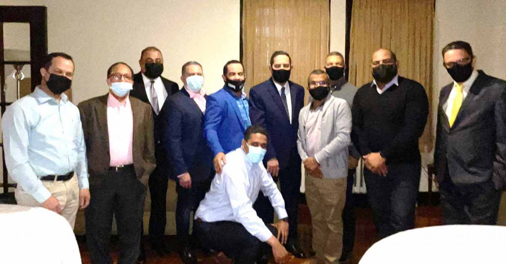 Sacerdote y empresarios se reúnen con el cónsul Jáquez en iglesia de El Bronx para informarse sobre planes comunitarios Sacerdote y empresarios se reúnen en iglesia de El Bronx large