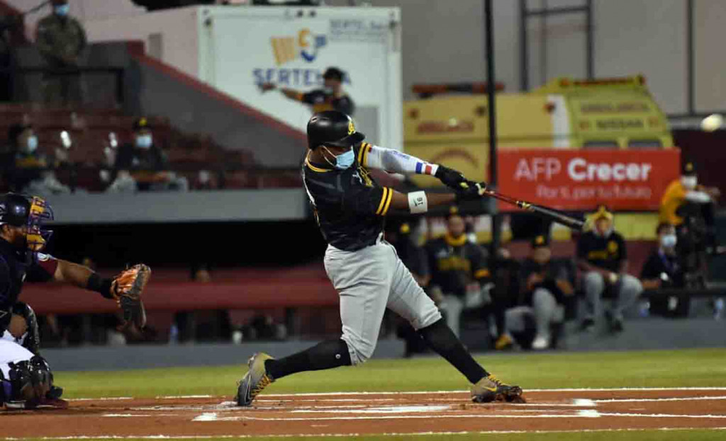 Gigantes se imponen a las Águilas en 12 entradas Victor Robles large