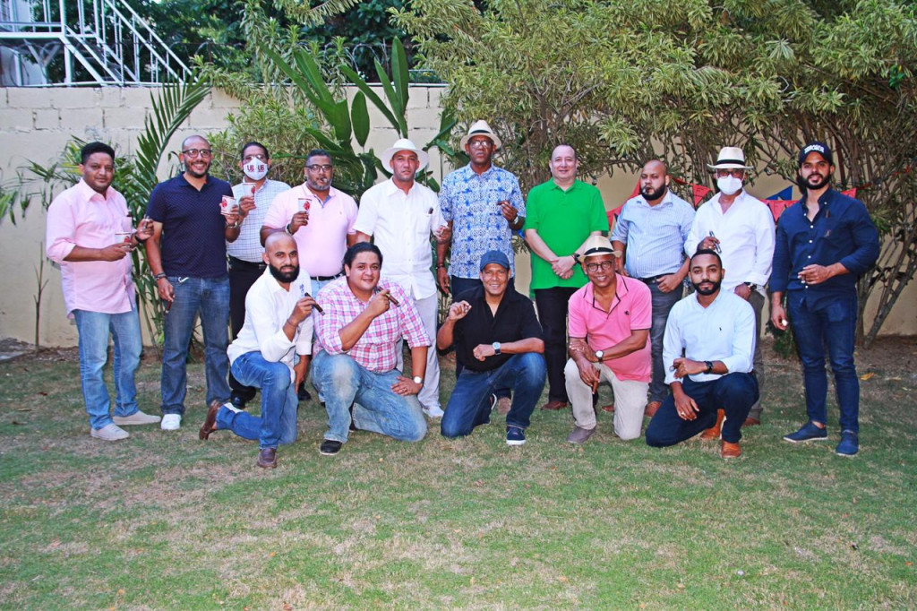 Yeye Cigars congrega a productores y aficionados en segunda peña para fumadores Yeye Cigars congrega a productores large