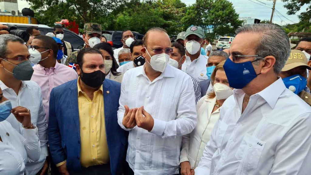 Abinader anuncia construcción de 10 nuevas naves zona franca de La Vega con inversión de RD$300 MM abinader y ulises rodriguez large