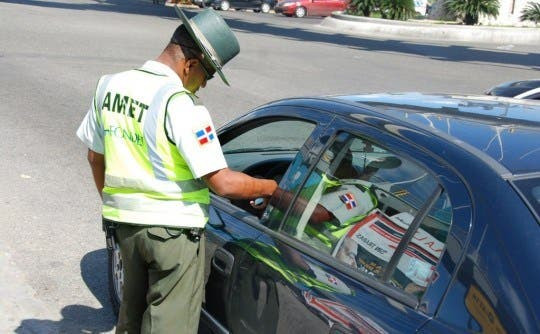 A pocas horas de vencer el plazo para el marbete y aún falta el 16.66% por renovar amet cobrando marbete e1354544167252 large