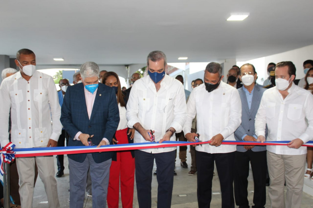 el presidente Luis Abinader y el senador FRanklion Romero cortan la sinta large
