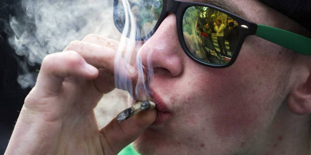 fumarmarihuana2 e5c039c1a7d851489264dc0dd1b5d151 1200x600 1 large