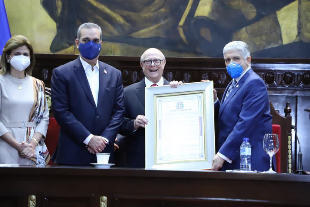 hipolito Mejía reconocido large