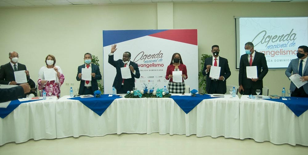 mesa directiva en el lanzamiento nacional de agenda de evangelismo 2020 en Rep Dom large