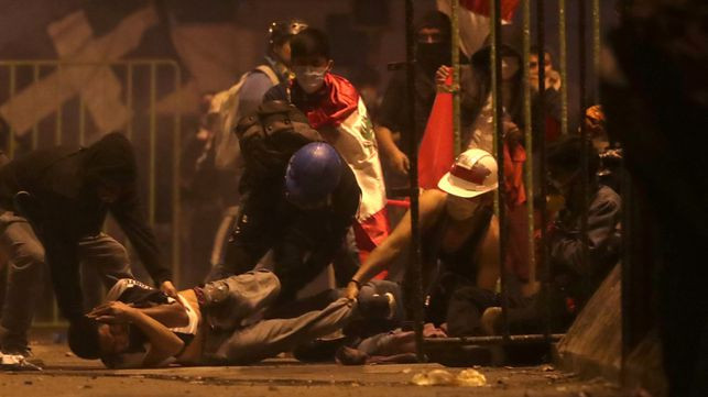 Al menos dos fallecidos y decenas de heridos por la violencia policial en Perú violencia policial en Perú large