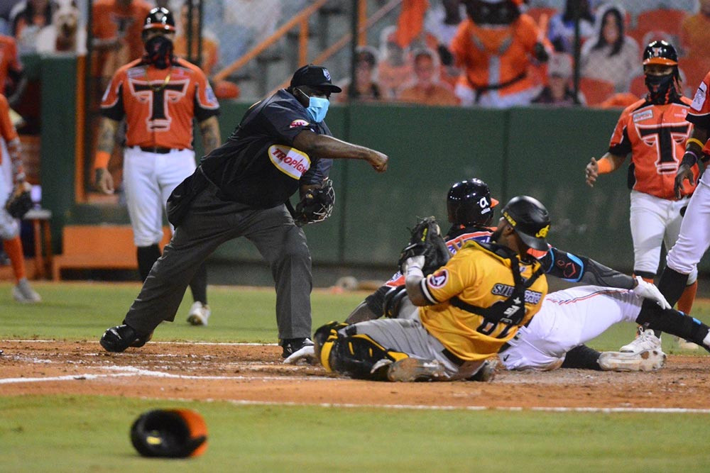 Los Toros se imponen a las Aguilas en 15-4 AC vs TE large