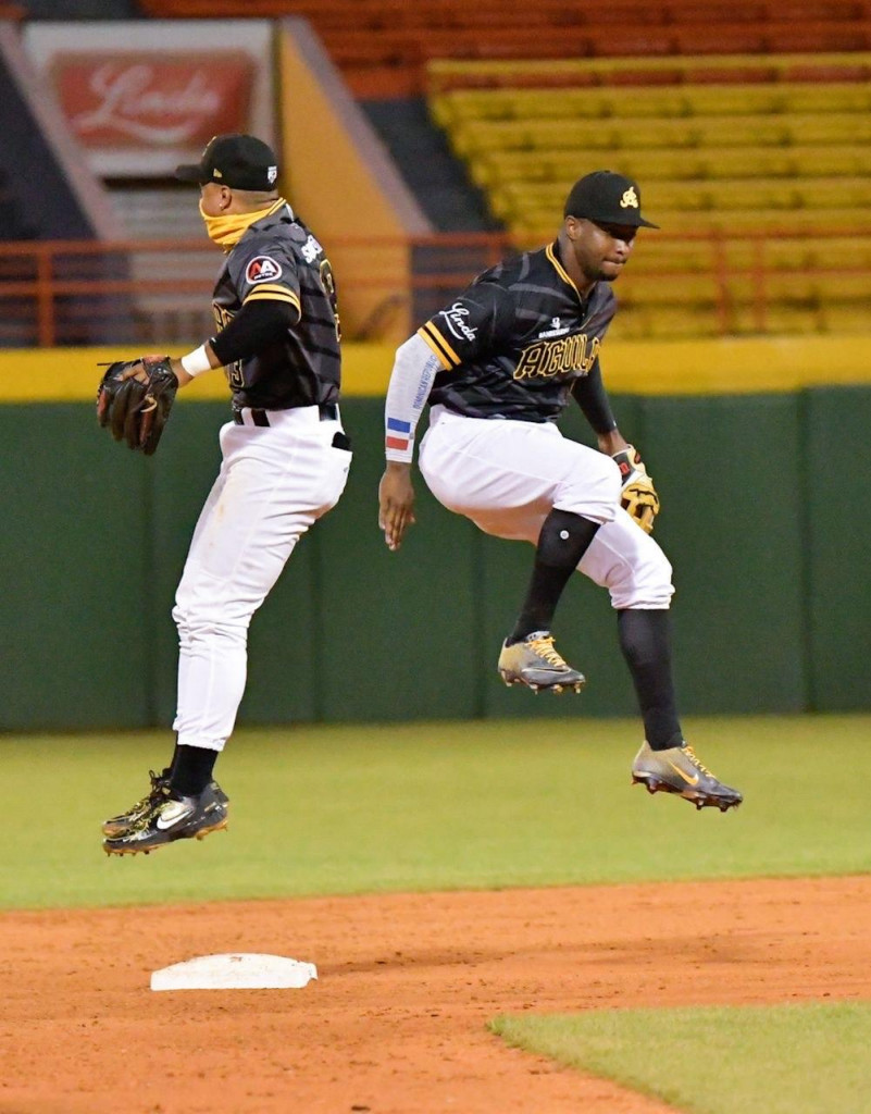 Aguilas 2 large