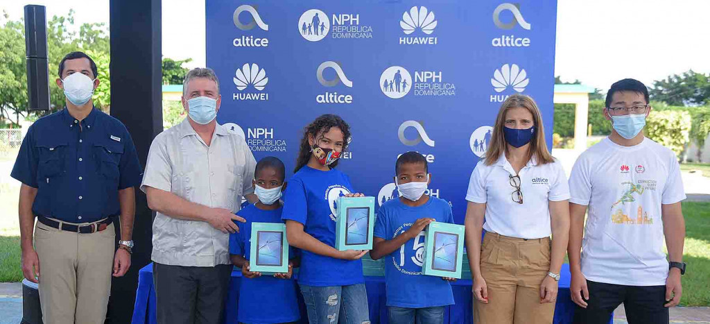 Altice Dominicana aporta al Hogar Nuestros Pequeños Hermanos tabletas para garantizar la educación y recursos para terapias a niños con discapacidad Altice y Huawei en compania large
