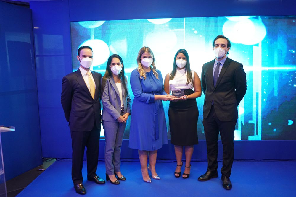 Parval Puesto de Bolsa recibe dos reconocimientos de la BVRD BVRD Premios Parval Foto 3 large