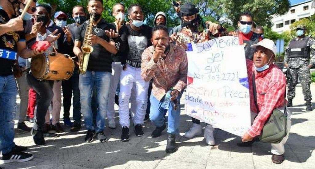 Cantantes y musicos protestan por exclusion de ayuda estatal