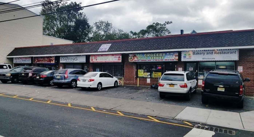 Cierran negocios y arrestan comerciantes large