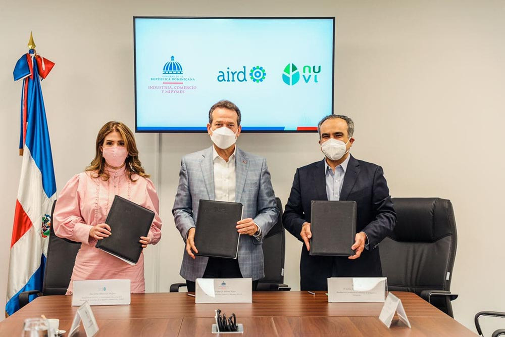 MICM, AIRD y NUVI firman convenio para impulsar sostenibilidad y cultura de reciclaje Circe Almánzar presidenta de NUVI el ministro del MICM Víctor Ito Bisonó y Celso Juan Marranzini presidente de la AIRD large