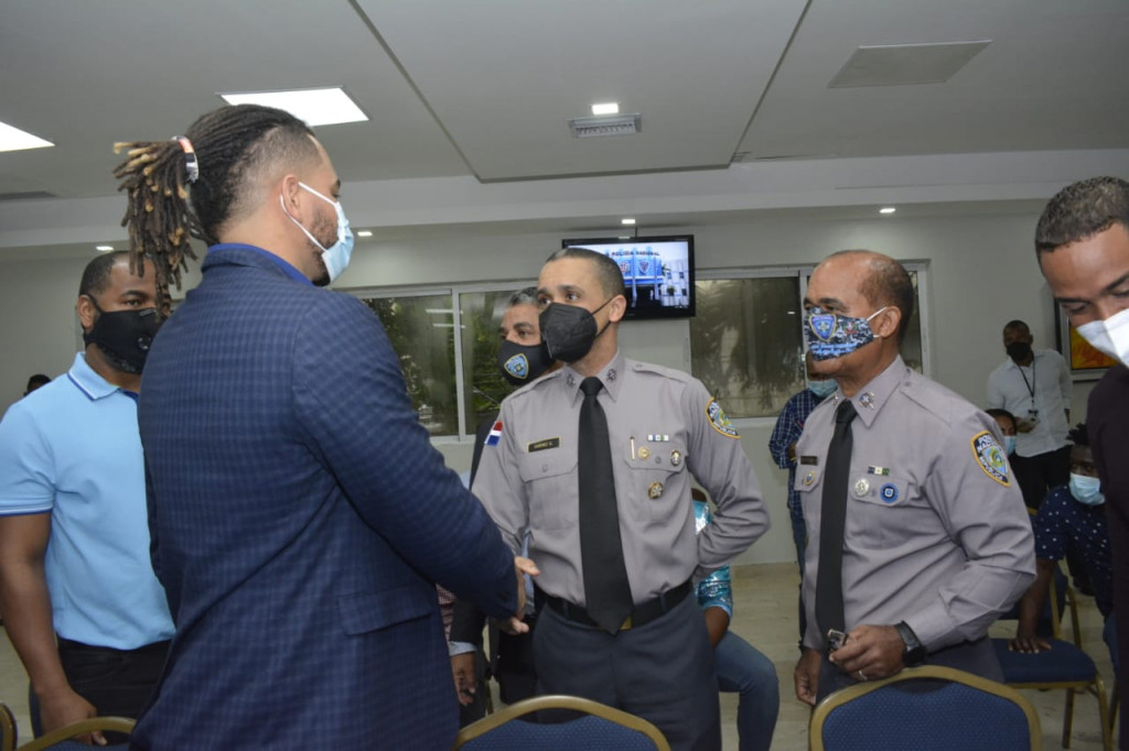 Edward Sánchez González recibe el saludo del lanzador Dinelson Lamet large