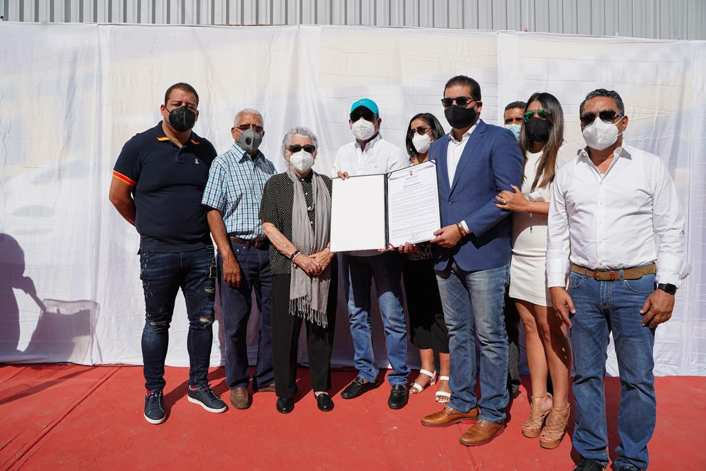 Alcaldía Santiago rinde homenaje póstumo al destacado automovilista Adriano Abreu El alcalde Abel Martinez entrega distincion a familiares de Adriano Abreu large