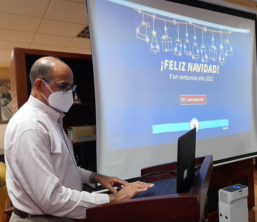 El director general de Coraasan Ing. Andrés Burgos autorizando el depósito del sueldo 13 2 large