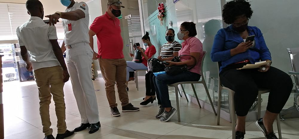 Desorden en el MAP dejará miles de empleados sin sus prestaciones hasta mediados del 2021 Empleados en busqueda de calculos de sus prestaciones en el Ministerio de Administración Publica MAP 2 large