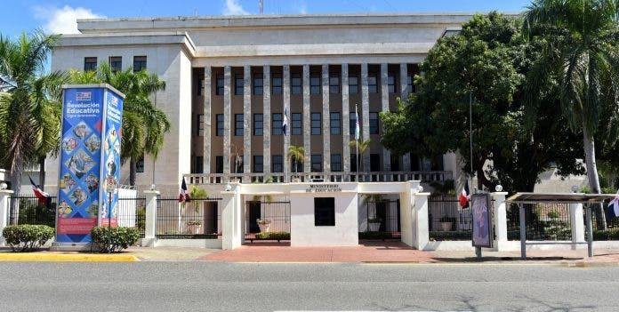 Minerd presenta protocolo sanitario de seguridad de aplicación en centros escolares Fachada MINERD 1 696x351 1 large