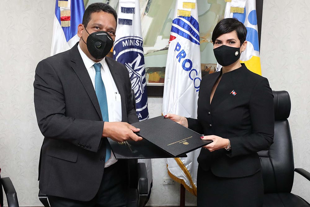 DGCP y Pro-Competencia acuerdan investigar y sancionar la colusión en las contrataciones públicas Firma de convenio Procompetencia large