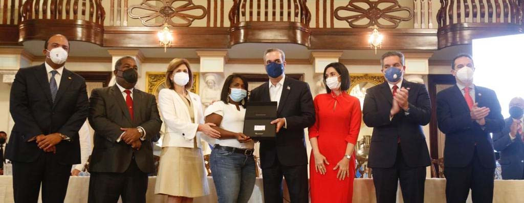 Gobierno inicia entrega tarjeta navideña por valor RD$1,500 Gobierno inicia entrega tarjeta navideña large