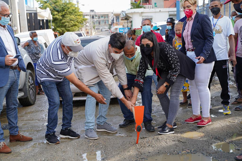 Ayuntamiento de Santiago inicia nuevas obras en tres comunidades de la zona sur del municipio Inicio obra en Los Prados Pekin large