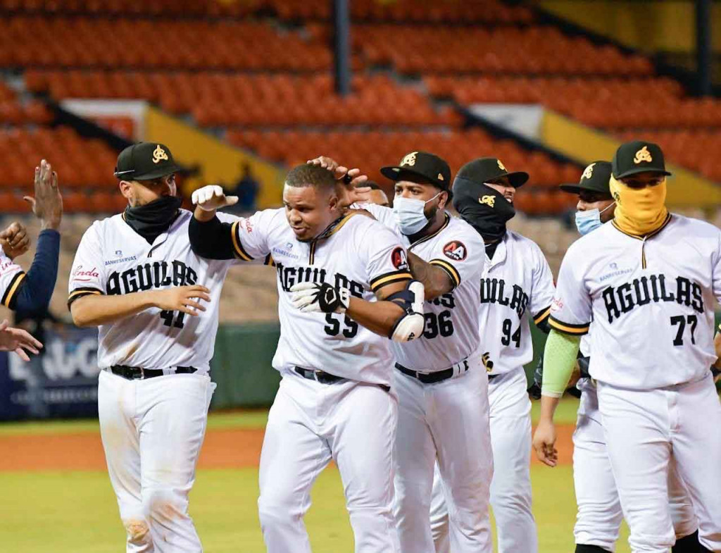 Águilas dejan Gigantes en terreno con hit de Isaías Tejeda Isaías Tejeda large