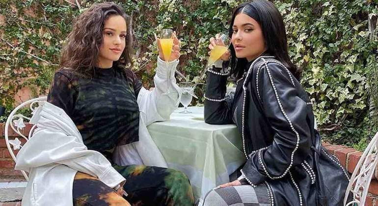 Kardashian a Rosalía un simulador de sexo oral large